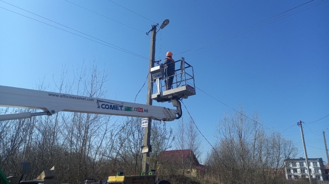 Здійснили мрію загиблого на війні депутата: на Хмизах оновили мережу освітлення