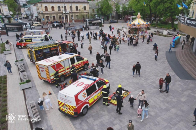 У центрі Рівного рятувальники провели громадську акцію (ВІДЕО)