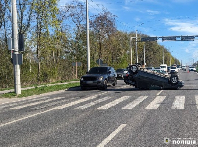 Неподалік Городка автомобіль «Dacia» перекинувся на дах: у салоні були діти