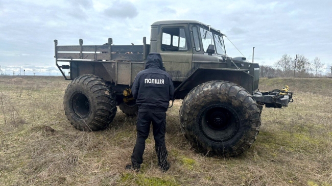 Адвокат бурштинокопачів, в яких вилучили всюдихід, мотопомпу, пальне та каміння, просив скасувати арешт на майно