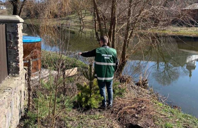 У Корці оштрафували за огорожу біля річки