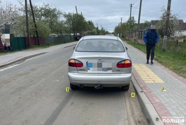 На Рівненщині легковик збив дівчинку, яка вийшла зі шкільного автобуса