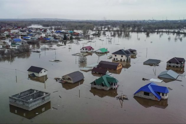 У Росії прорвало дамбу – вода затоплює міста (ФОТО/ВІДЕО)