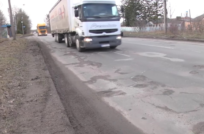 Рівнянин розповів, що через «ями» в асфальті у нього трусяться меблі у хаті