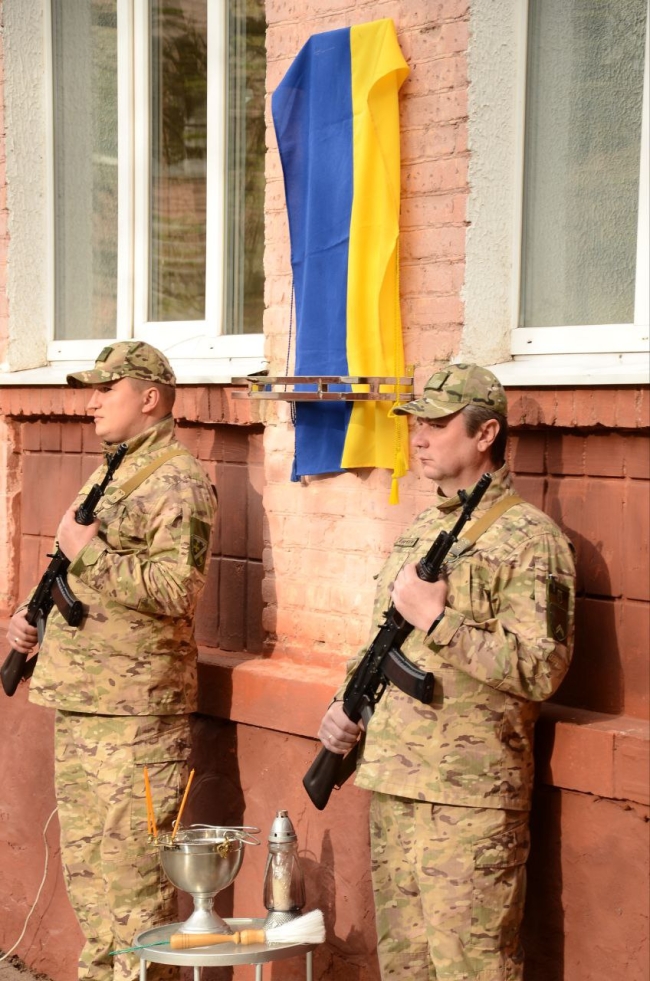 У Рівному відкрили дошку пам’яті загиблому Герою України, який врятував ціною власного життя 20 побратимів на Чернігівщині