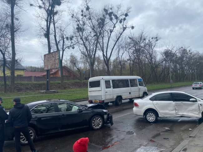 «Фольксваген» на зустрічній смузі підбив у Рівному «Тойоту» (ВІДЕО)