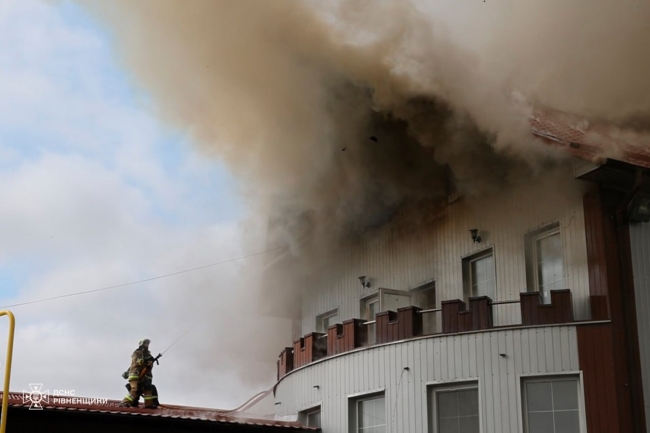 У Рівному досі горить 3-поверхова будівля (ФОТО)