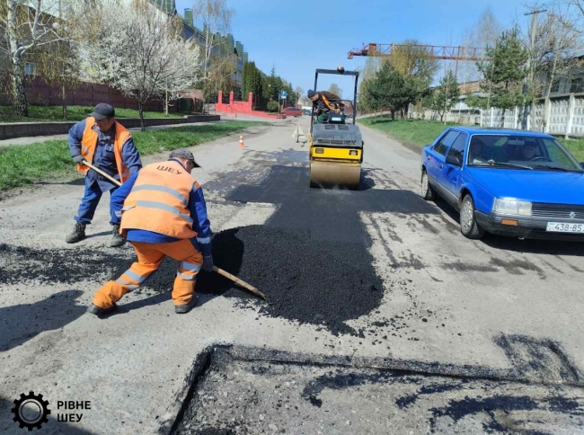 На дорогах Рівного — «гаряче» асфальтування