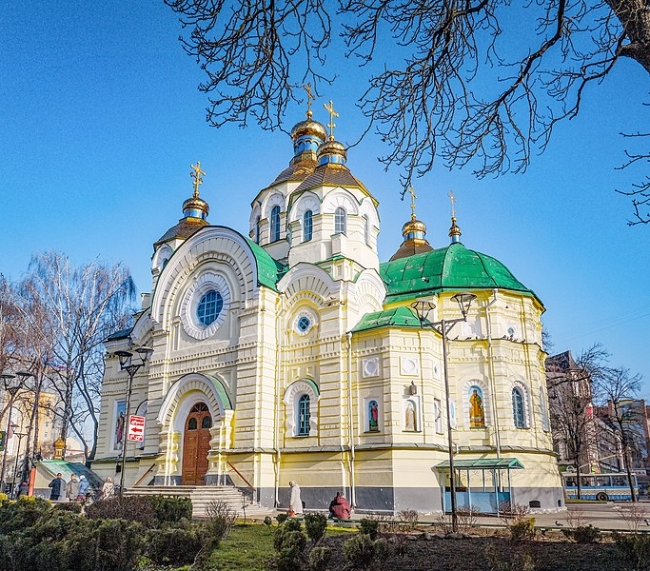 У собор в центрі Рівного зайшов чоловік зі зброєю та чіплявся до священника