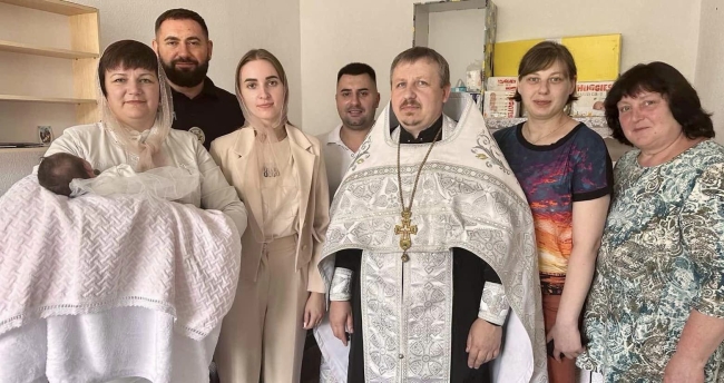 Четверо посадовців з Рівненщини похрестили дочку переселенки
