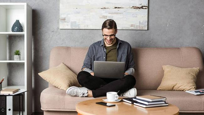 З ноутбуком на дивані. А про зарядний пристрій не забули?