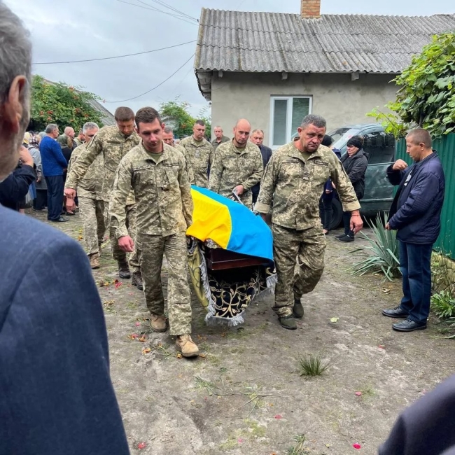 На Дубенщині попрощалися з воїном (ФОТО)