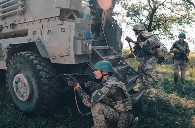 “Може десь і важче, але тут, біля Селидового, просто пекло!” - каже Анатолій, водій бронеавтомобіля