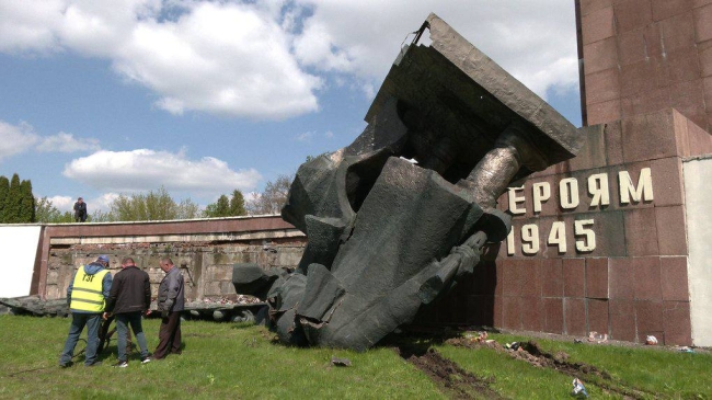 Продали з аукціону скульптури партизанів, дівчинки та солдатів з пагорбу Слави у Рівному