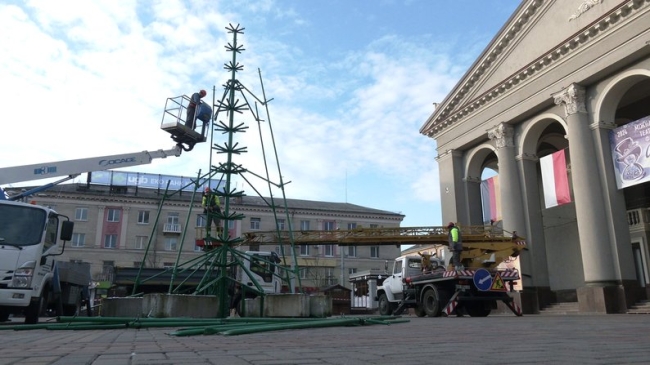 У Рівному почали встановлювати ялинку (ВІДЕО)