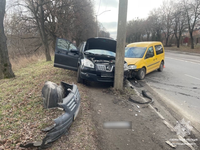 Після зіткнення на вулиці Захисників Маріуполя машина протаранила стовп