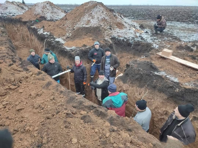 Дубенчани копають окопи на Дніпропетровщині