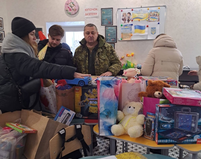 Молодята з Рівного замість квітів на весіллі зібрали іграшки для дітей переселенців