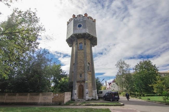 «Це місце ніби притягує ДТП» На небезпечному переході у Рівному буде світлофор