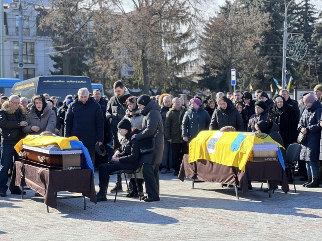 На майдані Незалежності в Рівному попрощалися з двома воїнами 