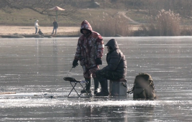 На лід озера Басів Кут вперше вийшли рибалки