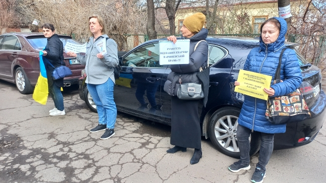 Вкладники «Рівненської брами» прийшли до депутатів з плакатами і прапором