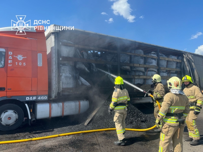 У Рівному горіла вантажівка з вугіллям
