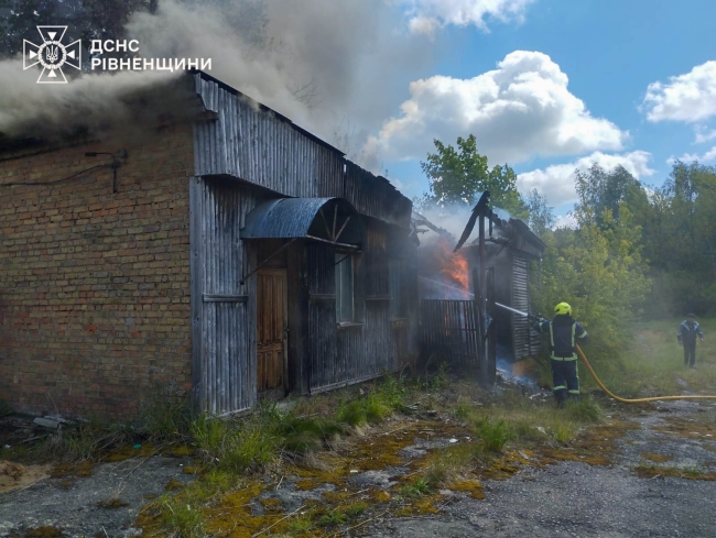 У Клевані так горіла будівля, що довелося викликати рятувальників 