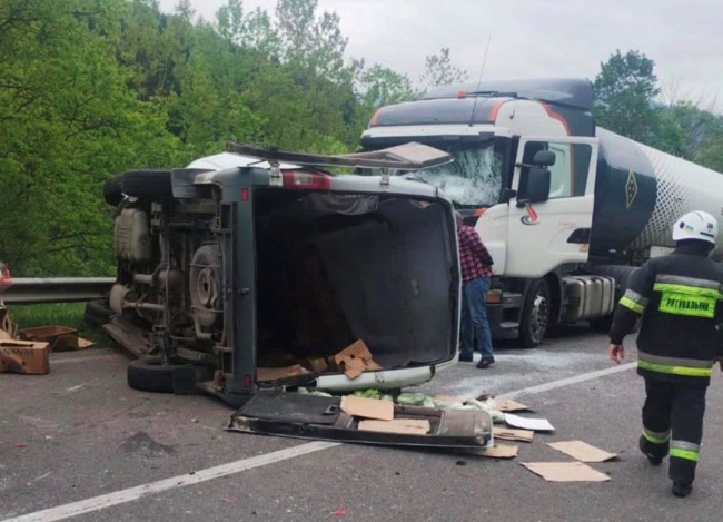 Водій мікроавтобуса з Рівненщини загинув у зіткненні з вантажівками