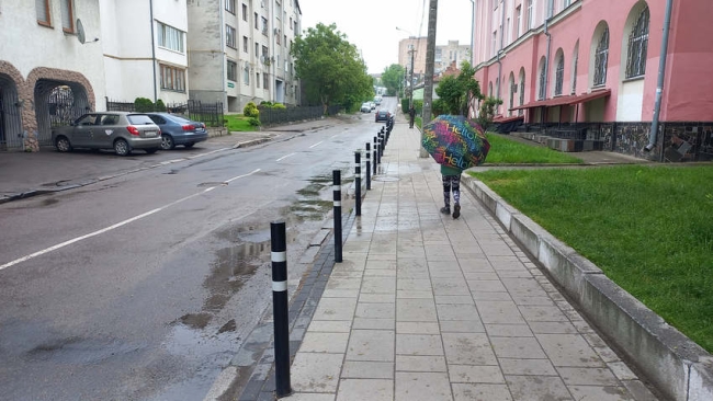 По Рівному монтують обмежувальні стовпчики, щоб убезпечити пішоходів