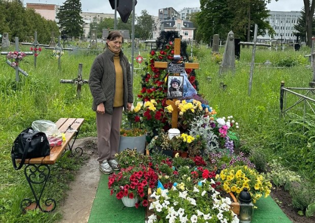 Невідомі наробили шкоди на могилі рівненського захисника та патріота