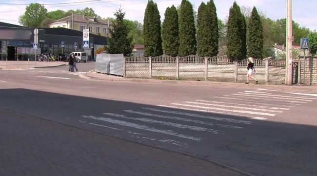 У Квасилові — небезпечна «зебра». А зупинка, де стають здолбунівські маршрутки, — незаконна