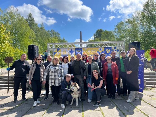 Чергова «Еко п`ятниця»  у Рівному: понад 500 рівнян прибирали Пагорб слави 