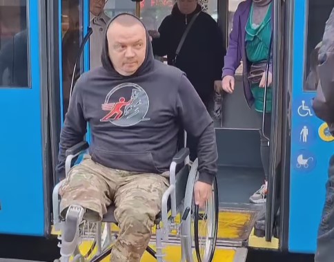 Ветеран з інвалідністю перевірив, чи можна у рівненські тролейбуси та маршрутки заїхати на візку (ВІДЕО)