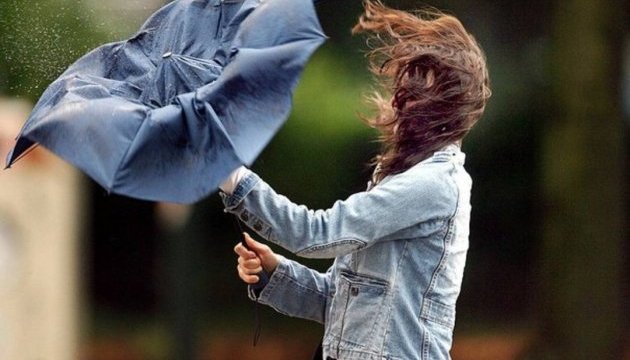 На Рівненщині очікуються грози з вітром та градом