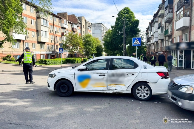 У Рівному таксі потрапило у потрійну ДТП