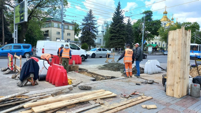 У центрі Рівного ремонтують застарілі мережі, щоб дорогу не підтоплювало