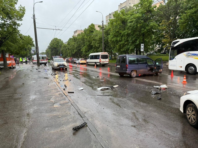 Через ДТП - на Данила Галицького у Рівному ускладнений рух