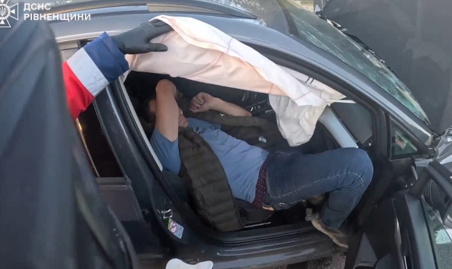 У Вараші чоловіка виймали з розбитого автомобіля (ВІДЕО)