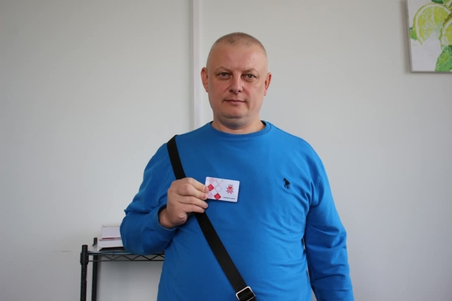 Працівники Департаменту соцполітики видали у Рівному першу персоналізовану пільгову картку для безкоштовного проїзду 