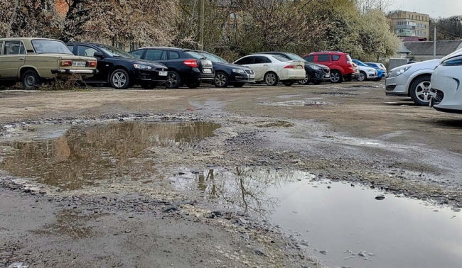 У центрі Рівного буде щонайменше 10 парковок — за місця там треба буде платити