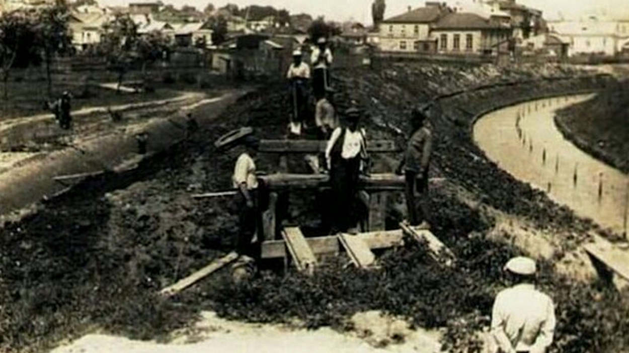 Роботи з поглиблення русла р. Устя. 1934 р. Фото надані Ігорем Мислінчуком.