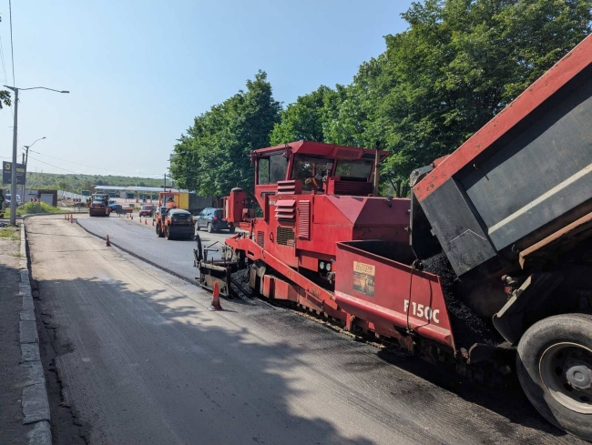 На вулиці в Рівному вкладають новий асфальт