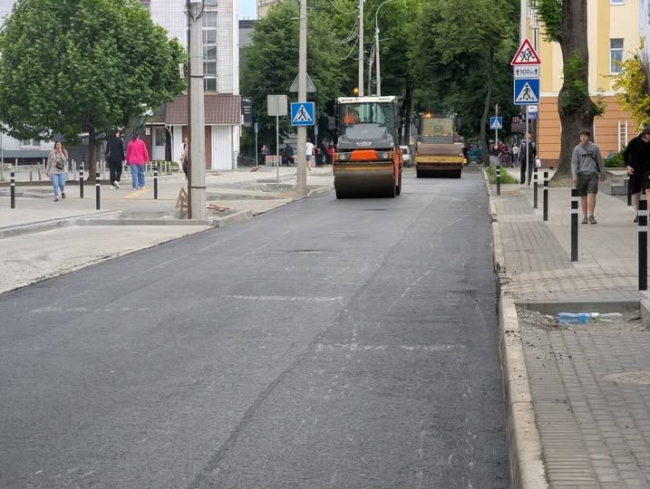 На Петлюри у Рівному тепер — зручний проїзд та плавні тротуари