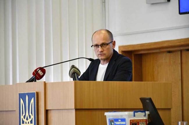 Народний депутат Олександр Аліксійчук пояснює депутатам Рівненської облради норми дії закону