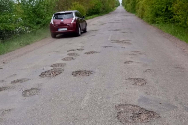Турист не їде до Пересопниці, бо дорога в ямах