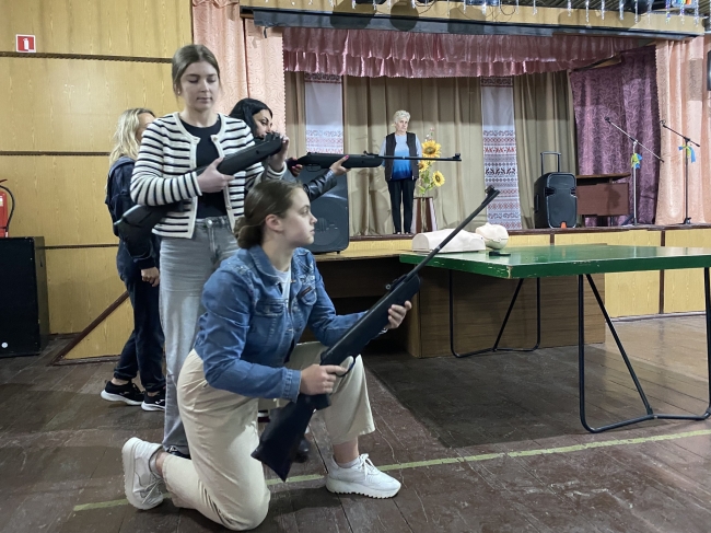 Жителів Дядьковичів навчають стріляти, поводитися з мінами та домедичної допомоги