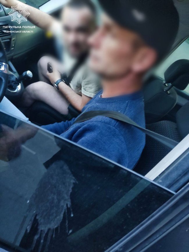 Фото - патрульна поліція Рівненщини 