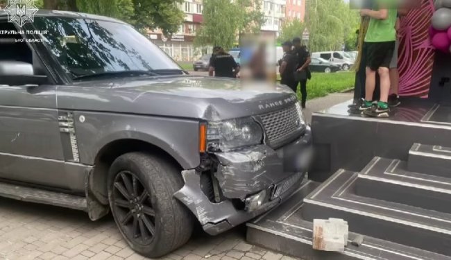 П’яний на «Range Rover» врізався у магазин у Рівному 