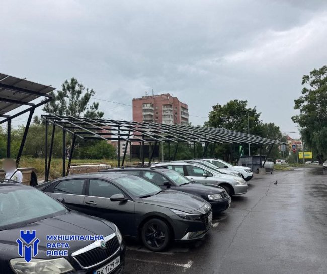 Супермаркет у Рівному сам собі встановив сонячні панелі, а потім їх демонтував 